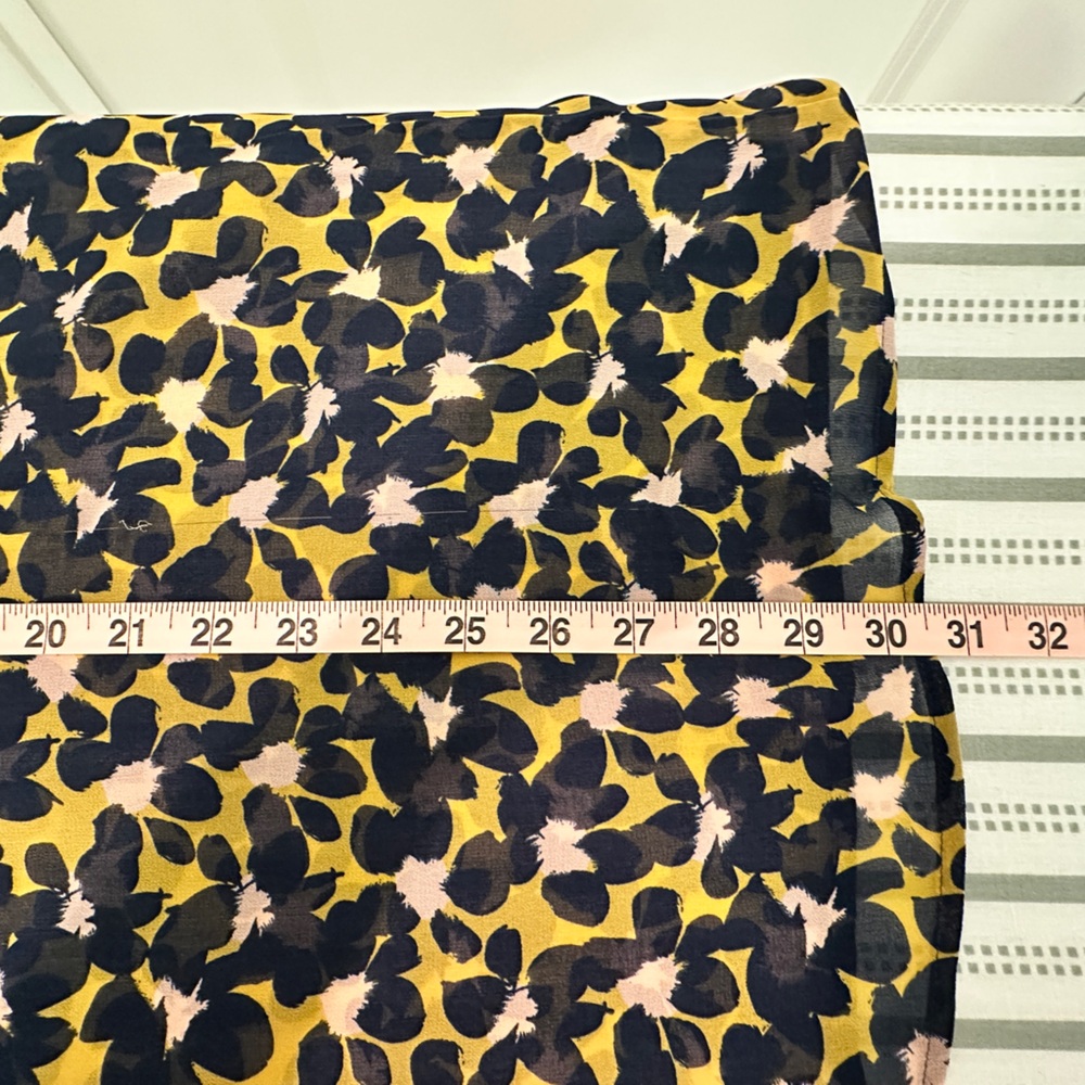 CAbi Flynn Top. Business or Casual.‎ Sleeveless, V-Neck with Tie at Neck. - Picture 12 of 12